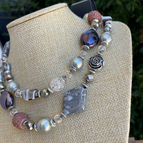 Elegant Stone Rose MultiColor Necklace, NWT - Picture 3 of 5